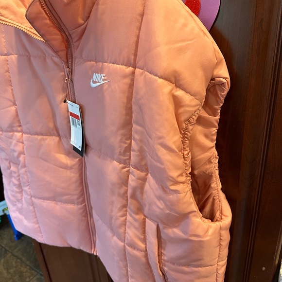Pink/salmon oversized NIKE puffer vest - Picture 5 of 7
